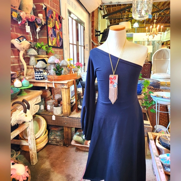 Red Orchid Beaded Tapestry Necklace with Goldtone Chain - Picture 2 of 13